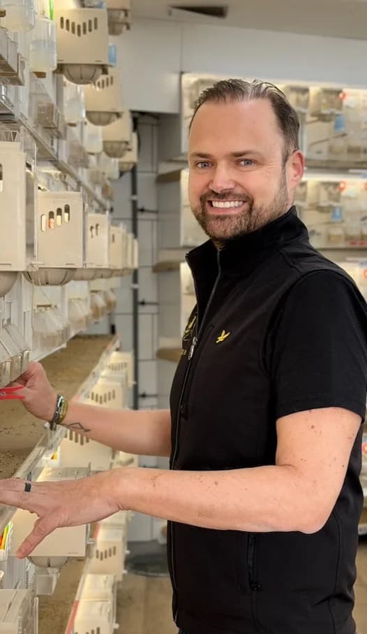 Renato Carvalho no seu aviário